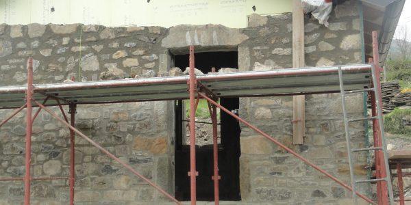 12. Zeri 2013 - Casetta di vacanza in montagna - inizio della muratura di rivestimento in sasso con la coibentazione termica tra una muratura e altra